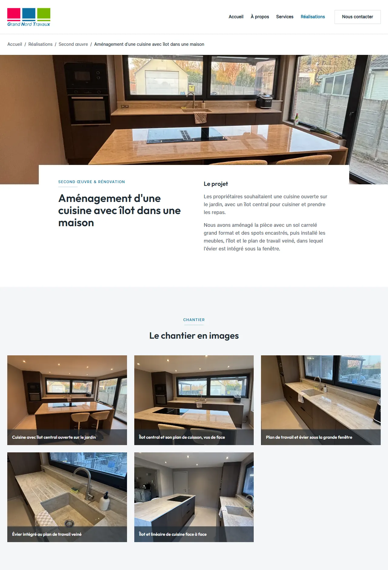 Fiche d’un chantier de grandnordtravaux.fr : photo d’une cuisine avec îlot, description du projet et galerie « Le chantier en images »